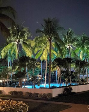 حمّام سباحة مُدفَّأ