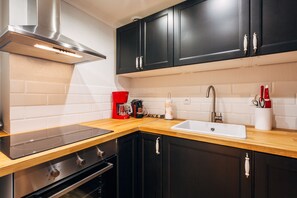 Fridge, microwave, oven, stovetop - Fully equipped new 2BR 2BA one BR/BA individual entrance (Paris)