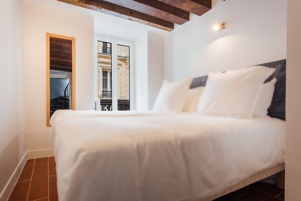 2 bedrooms, desk, iron/ironing board, WiFi