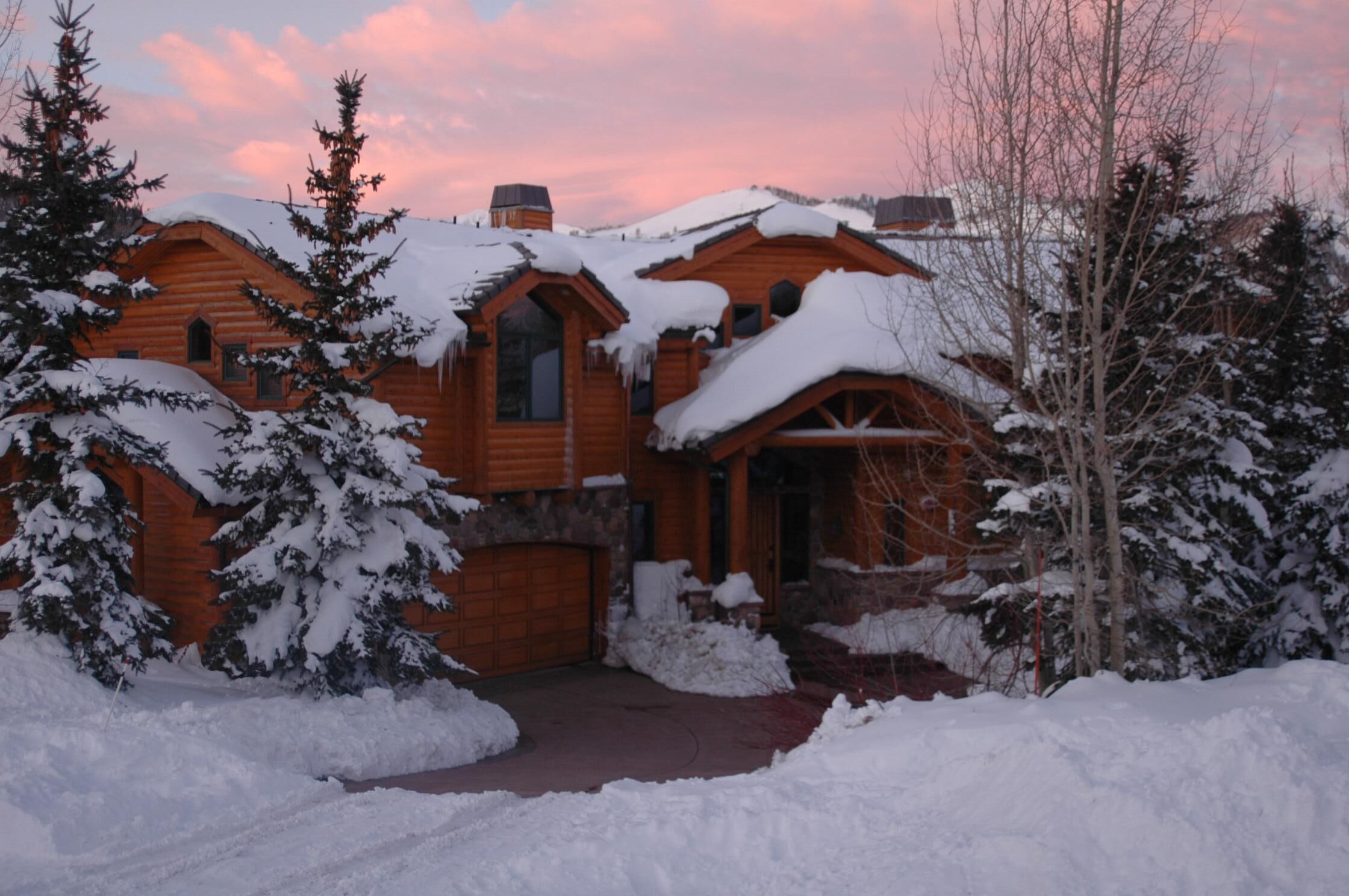 Spectacular Private Mountain Home-5 minute, easy walk to Silver Lake ski lifts!