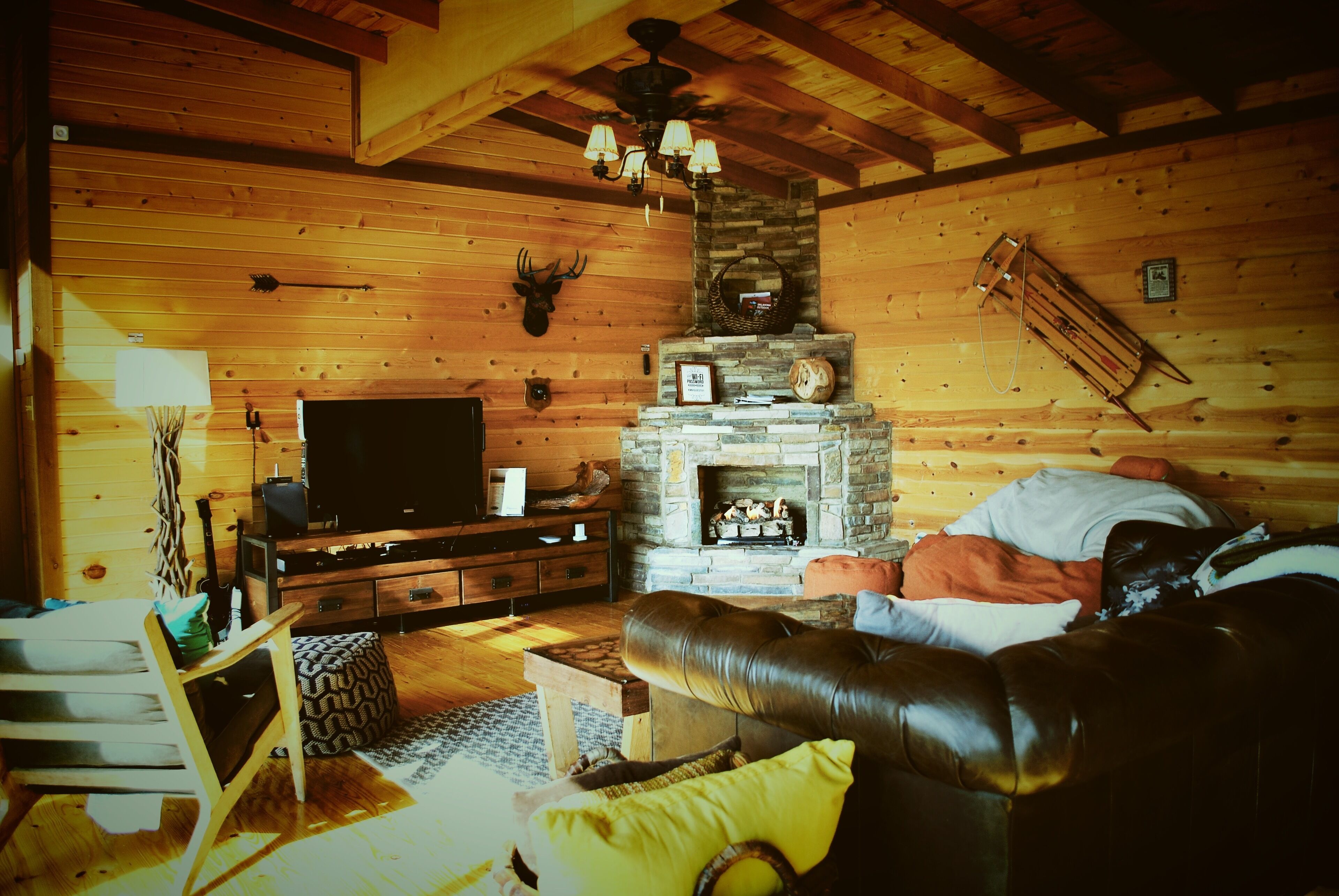 4 Bedroom Secluded Mountain Cabin with Beautiful Views. Every 3rd Night is FREE!