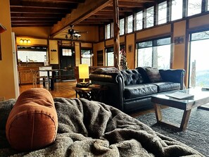 Smart-tv, een open haard, videospelletjes en een dvd-speler