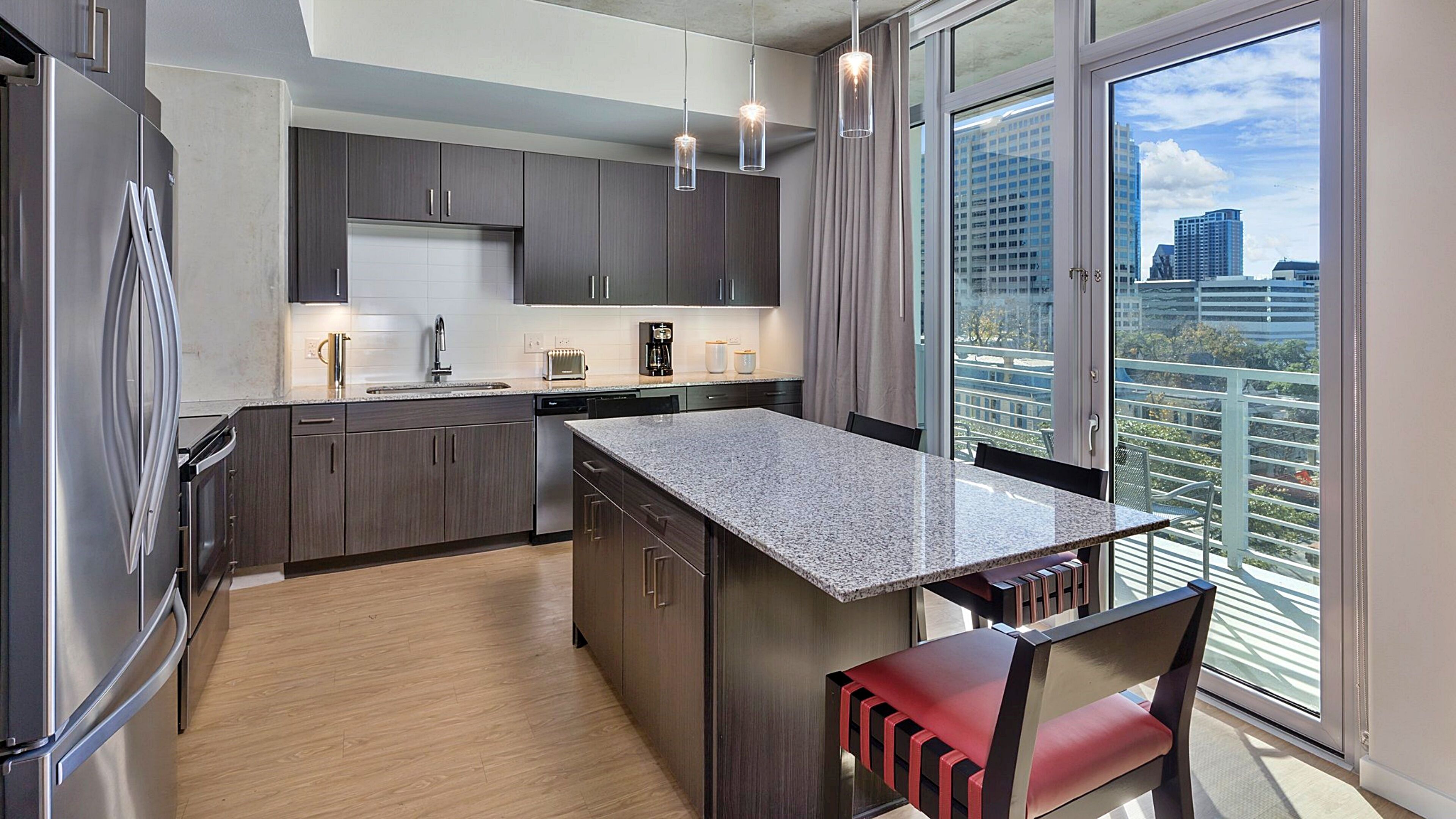 2BR Austin Condo - Walk to West 6th & Attractions!
