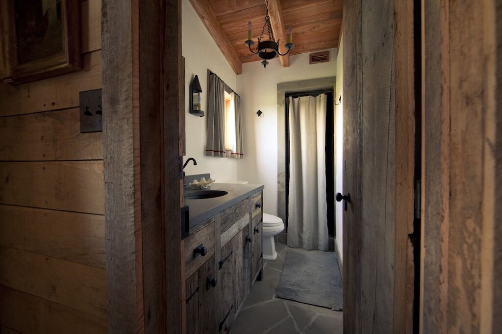 Douche, sèche-cheveux, serviettes fournies