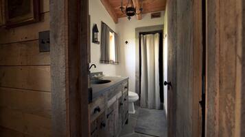 Douche, sèche-cheveux, serviettes fournies