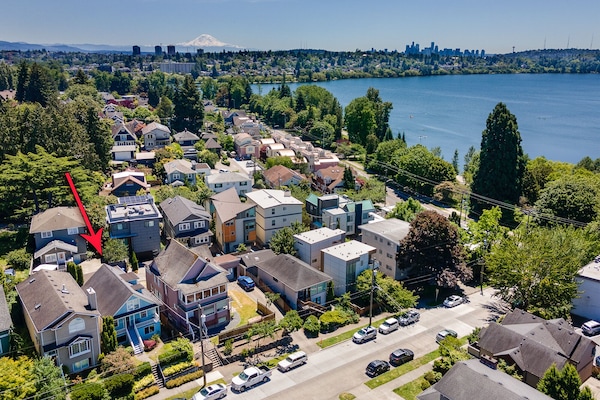 Great location just a half block from the lake and near cafes and restaurants