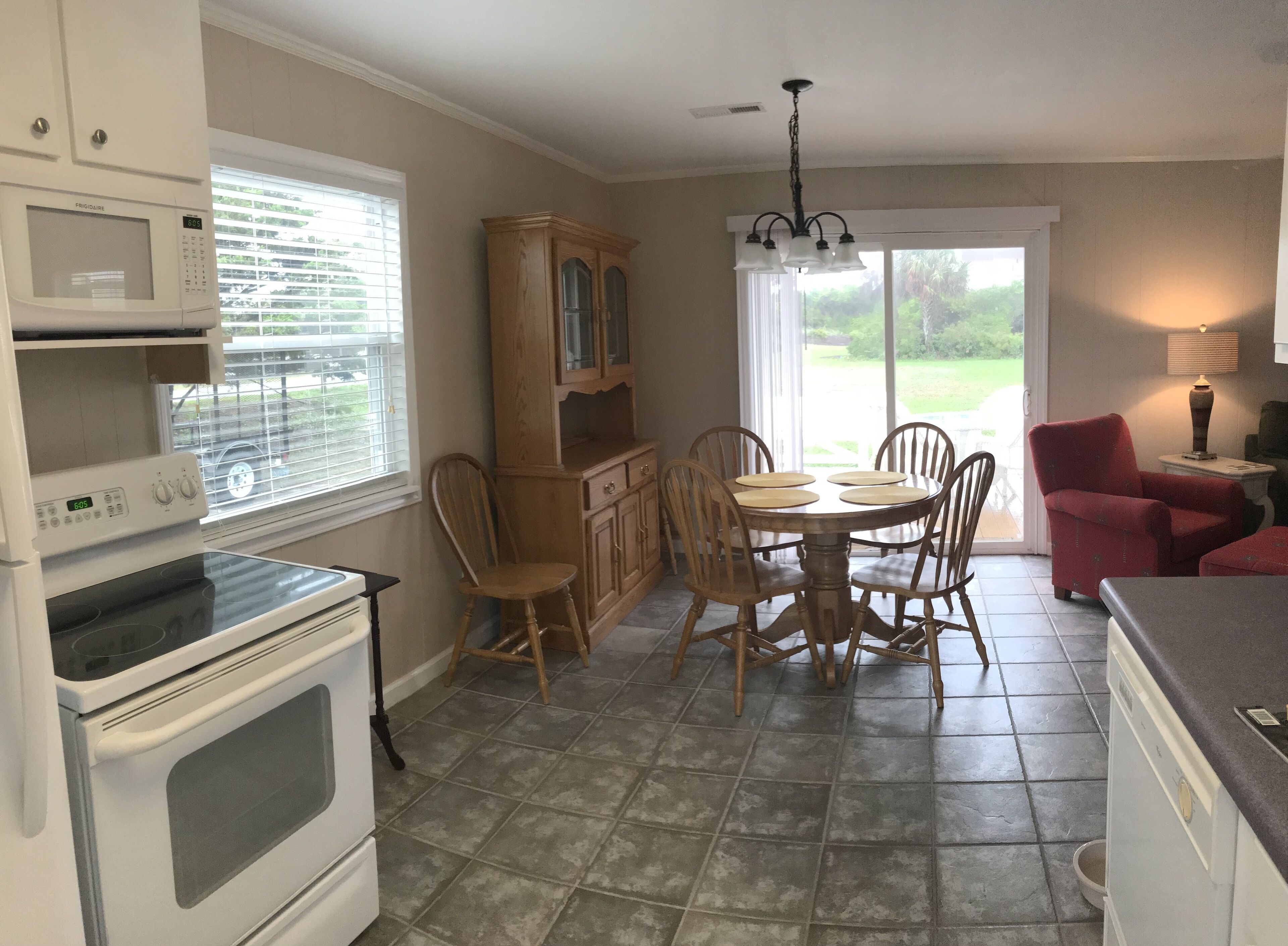 Great Stay! Emerald Isle Bungalow One Minute Walk to Both Beach & Sound!