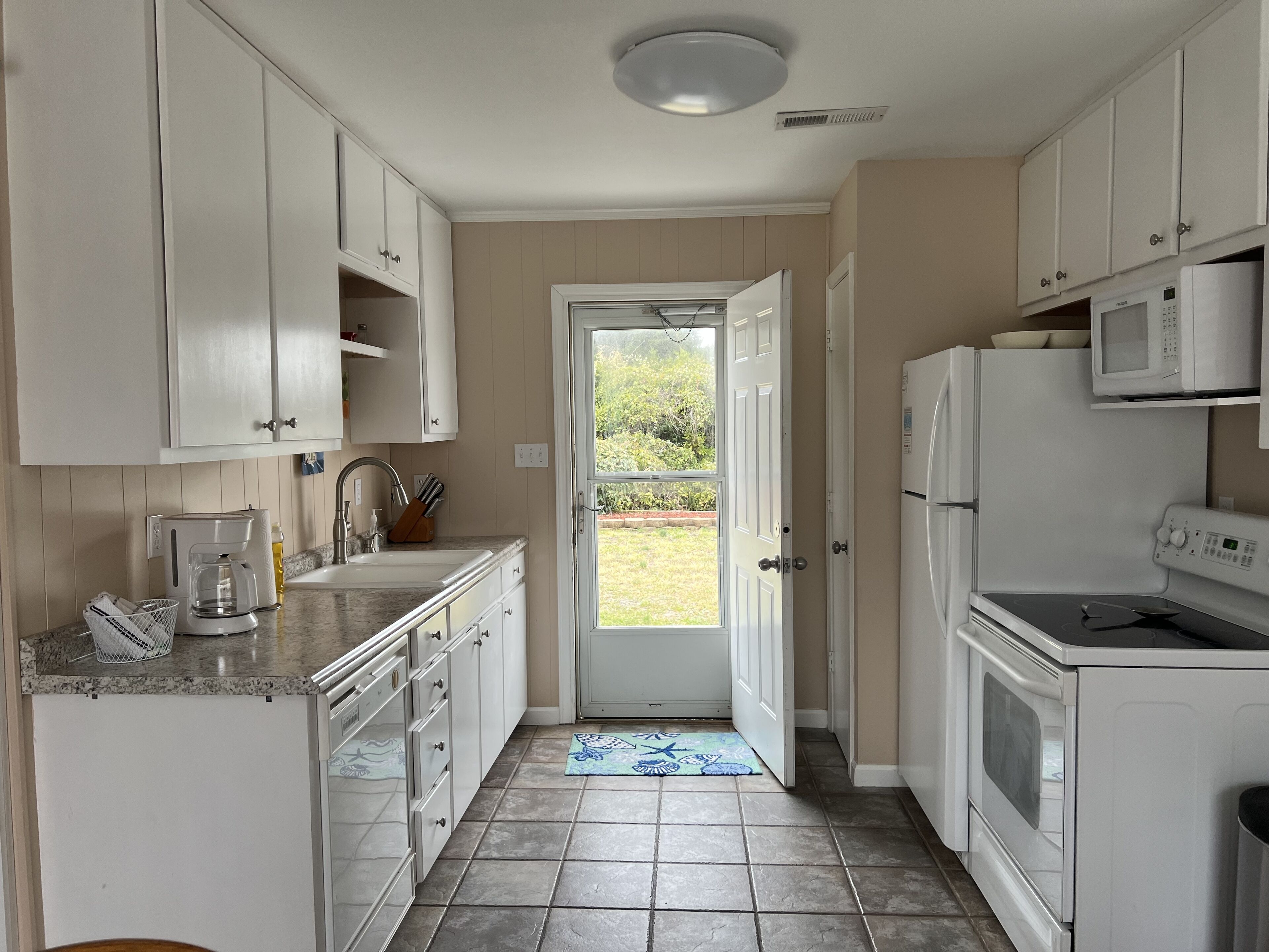 Great Stay! Emerald Isle Bungalow One Minute Walk to Both Beach & Sound!