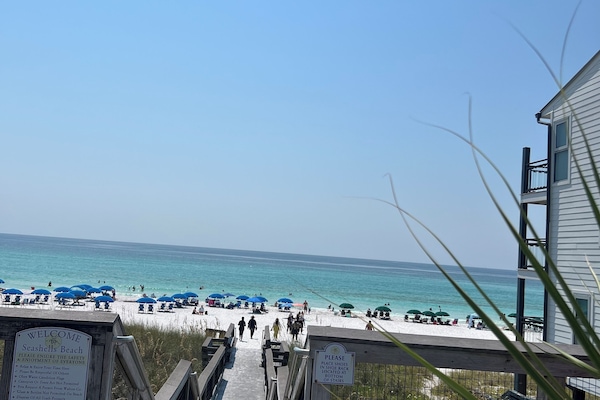 Nära stranden och solstolar