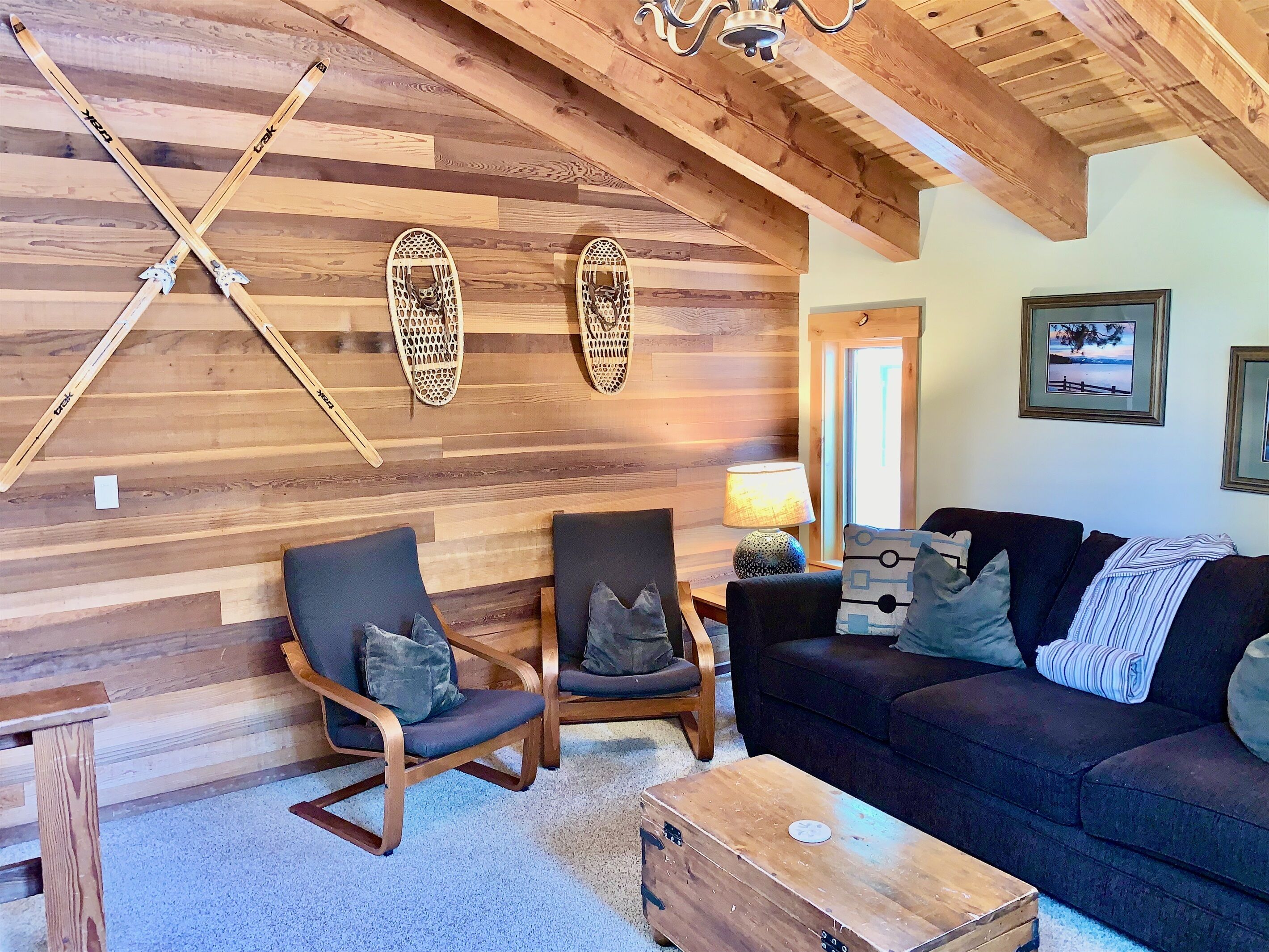 House with hot tub near ski resorts and Sunnyside