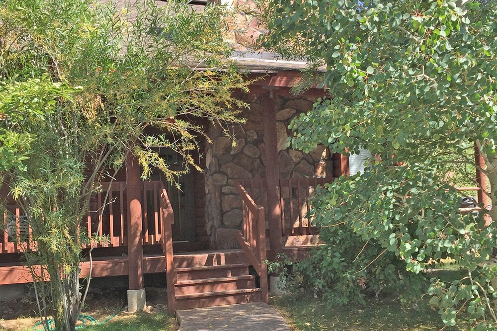 Johnson's Country Cabin - One price rents the entire home!