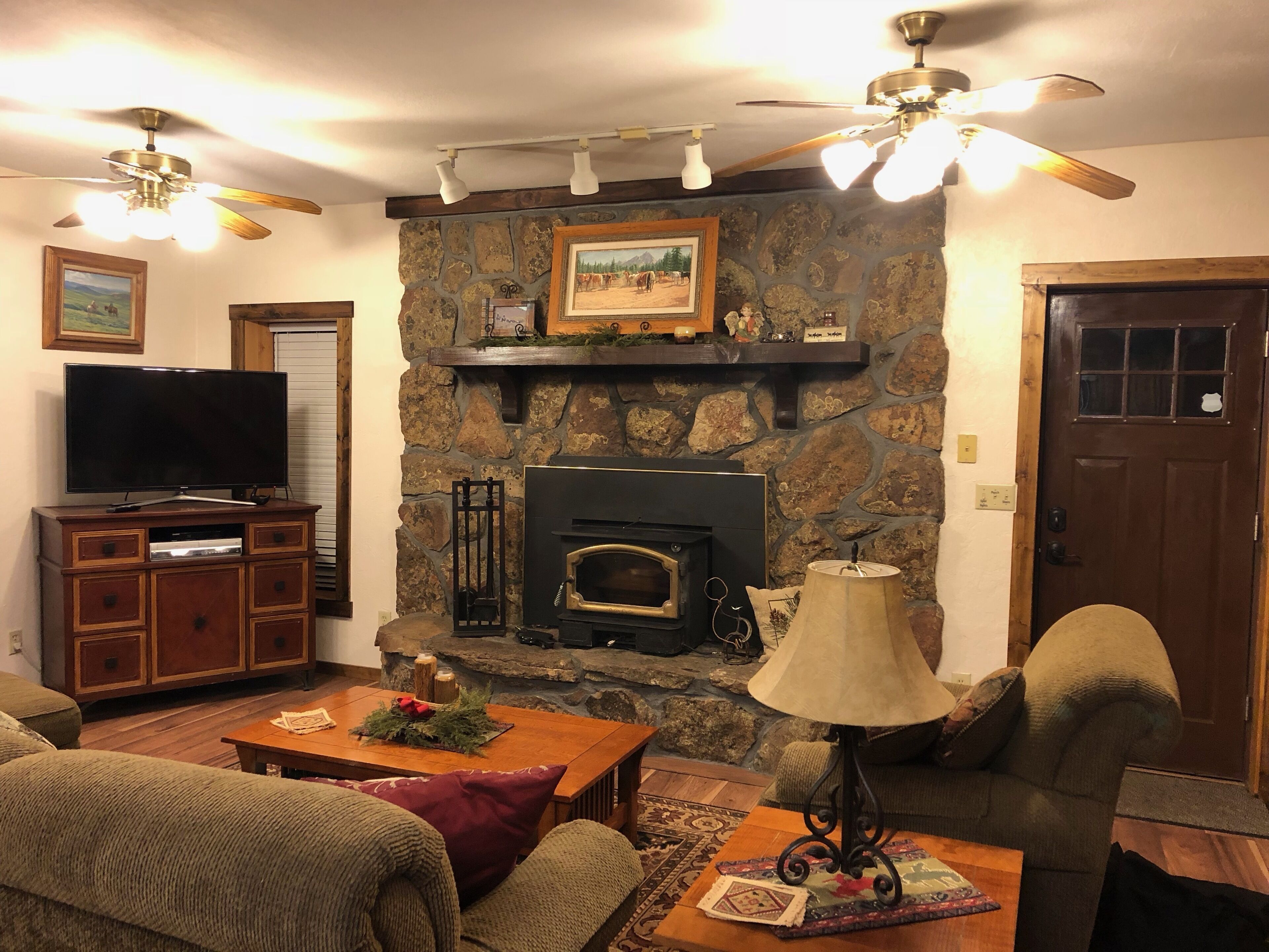 Johnson's Country Cabin - One price rents the entire home!