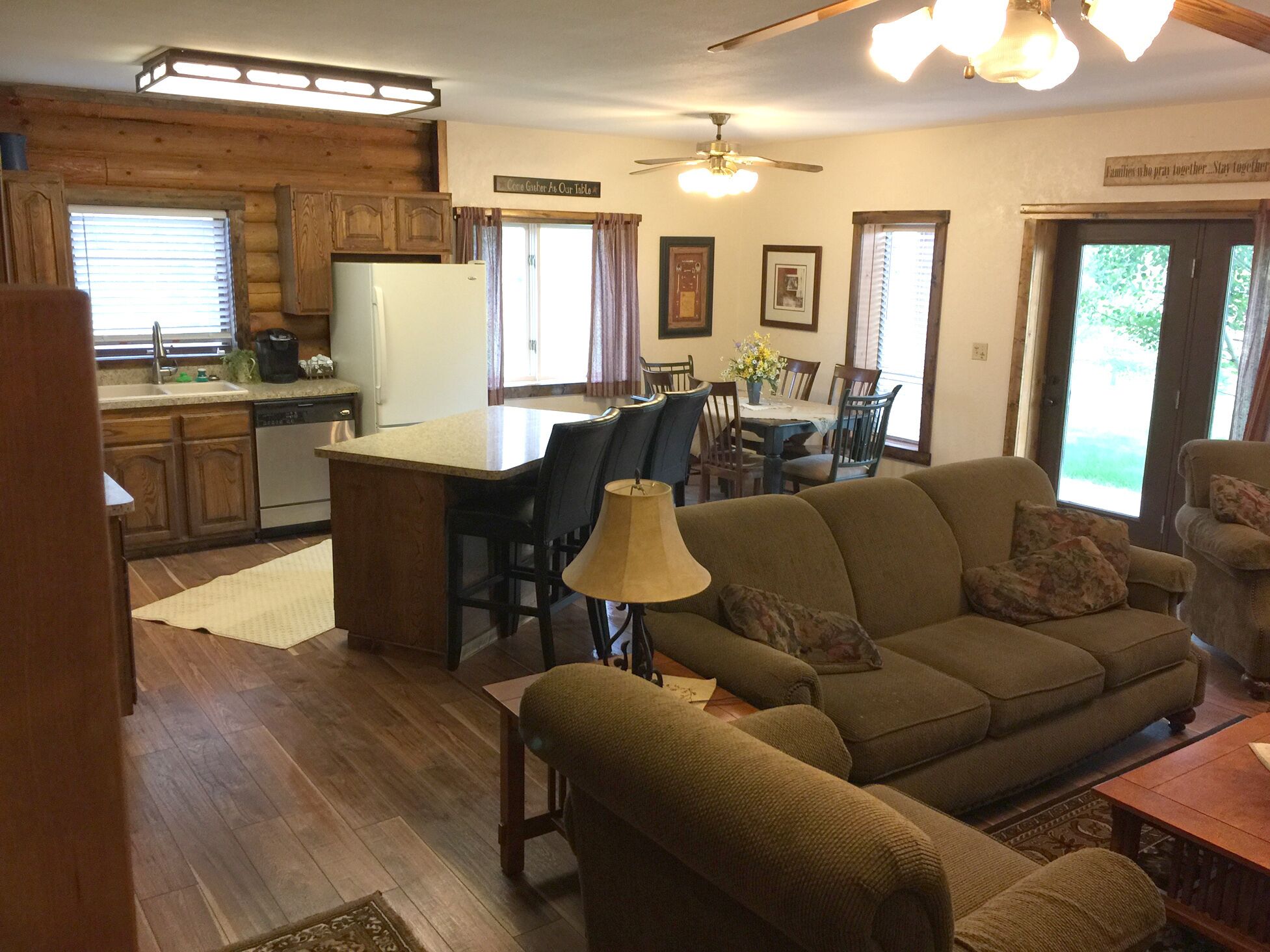 Smart TV, fireplace, DVD player, table tennis