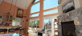 Sunny, Charming Three Bedroom Lake Tahoe Chalet In Great Location