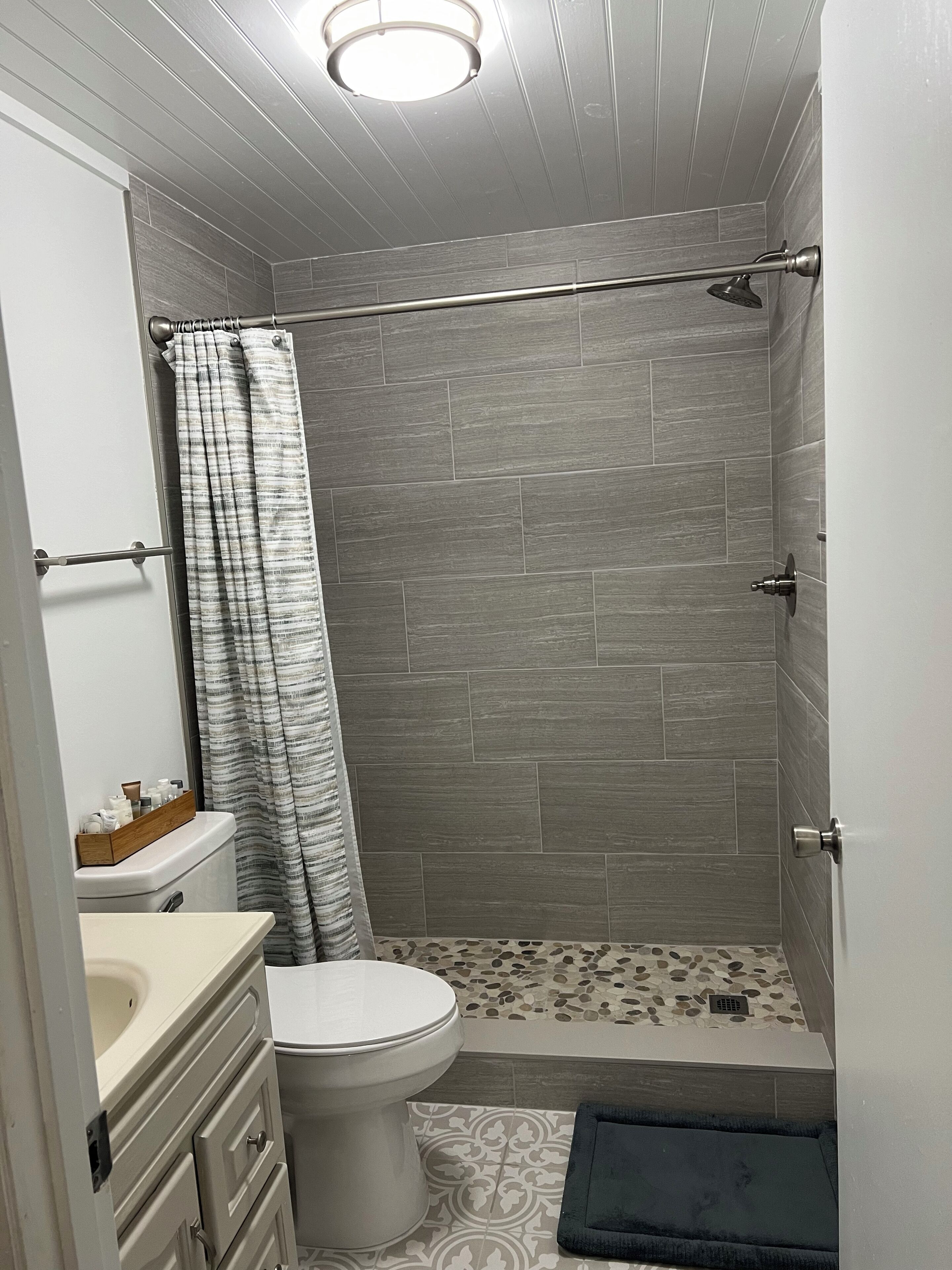 Dusj, hårføner, håndklær og såpe