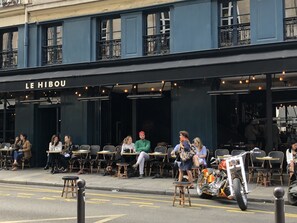 Outdoor dining - A Charming XVII° Century  Appartment at St Germain Des Pres (Paris)