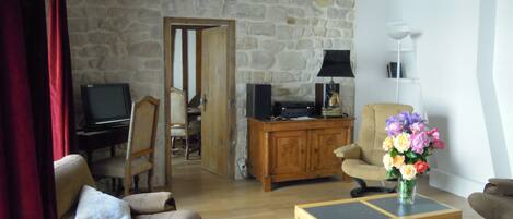 Televisión, libros, biblioteca de música, estéreo