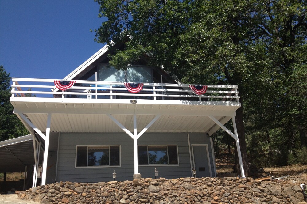 Family lake house next to Sugarloaf Marina with a huge deck, views & game room