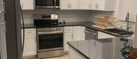 Refrigerador, microondas, horno, placa de cocina