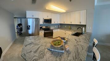 Een koelkast, een magnetron, een oven, een kookplaat