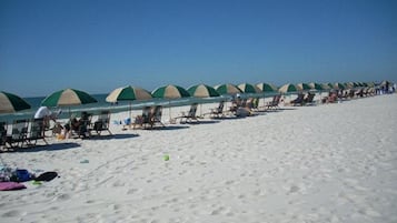Aan het strand, ligstoelen aan het strand