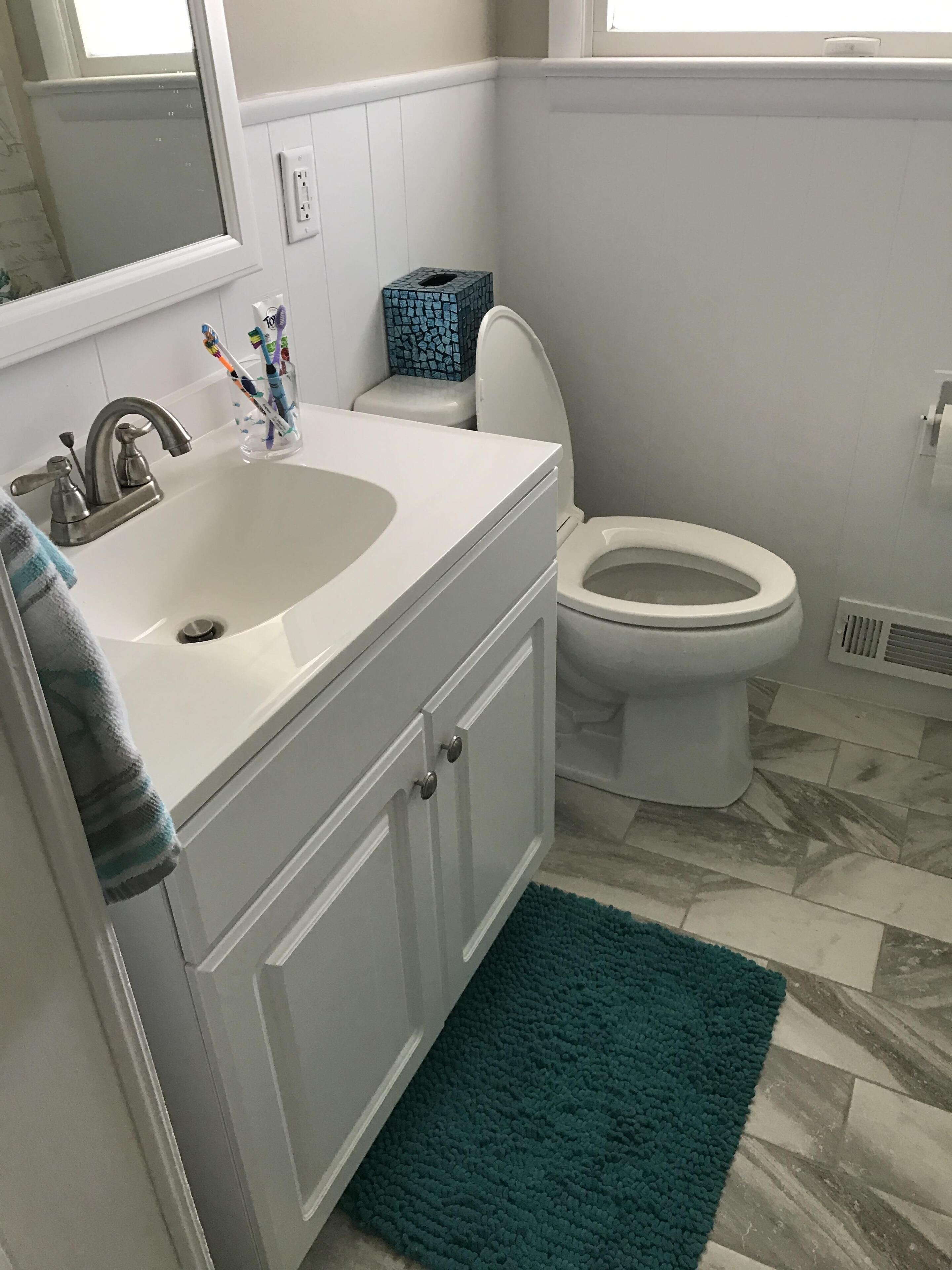 PREMIER HOST. Newly Renovated! 2 Blocks to the Beach