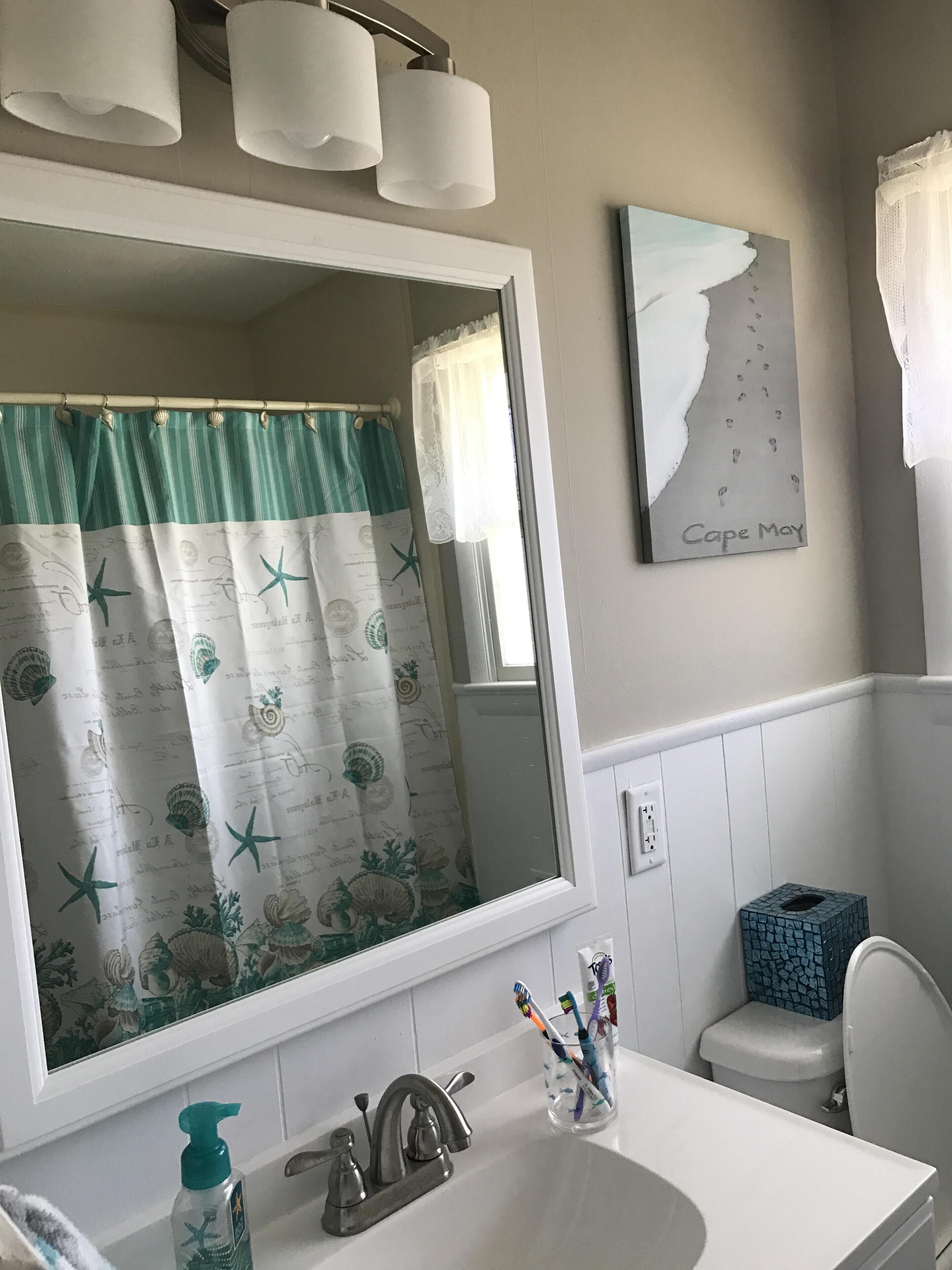 PREMIER HOST. Newly Renovated! 2 Blocks to the Beach