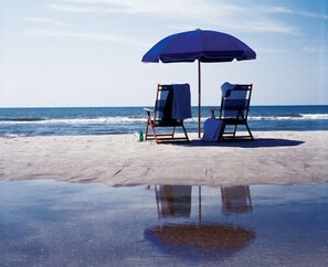A beach with two beach chairs and a blue umbrella. - Oceanview Windsor -Steps to the Beach , 5 min to spa! Paradise (Hilton Head Island)