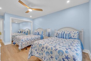 2 bedrooms, free WiFi, bed sheets - Rx: Paradise updated 2bed/2.5bath townhouse style condo with open water views, shared pool & dockage (Marathon)