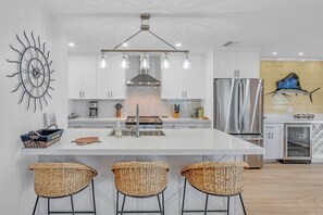 オーブン、コンロ、コーヒー / ティーメーカー、調理器具と食器