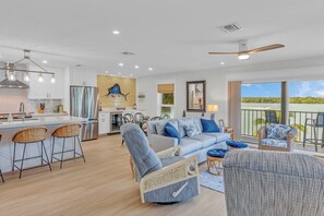 TV - Rx: Paradise updated 2bed/2.5bath townhouse style condo with open water views, shared pool & dockage (Marathon)
