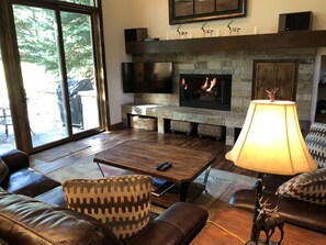 Smart TV, fireplace