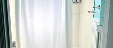 Ensemble douche/baignoire, sèche-cheveux, serviettes fournies