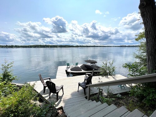 Viehättävä kivimökki Ylä-Rideau-järvellä, Westport, ON