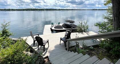 Viehättävä kivimökki Ylä-Rideau-järvellä, Westport, ON