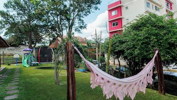 32–tuumainen LCD-televisio, jossa kaapelikanavat