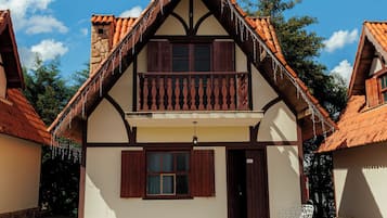 32-inch LCD TV with cable channels, TV