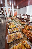 Café da manhã com buffet grátis todos os dias
