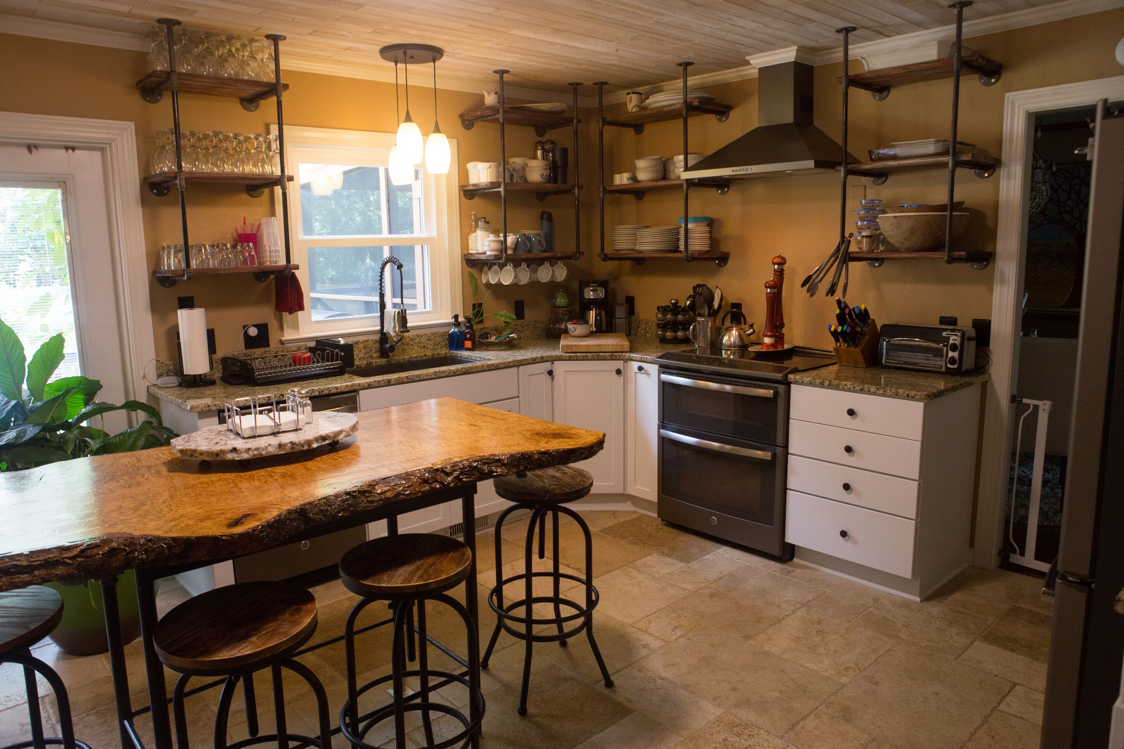 Family Retreat w/ Heated Pool, Hot Tub & RV Hookup -15min to Wrightsville Beach!