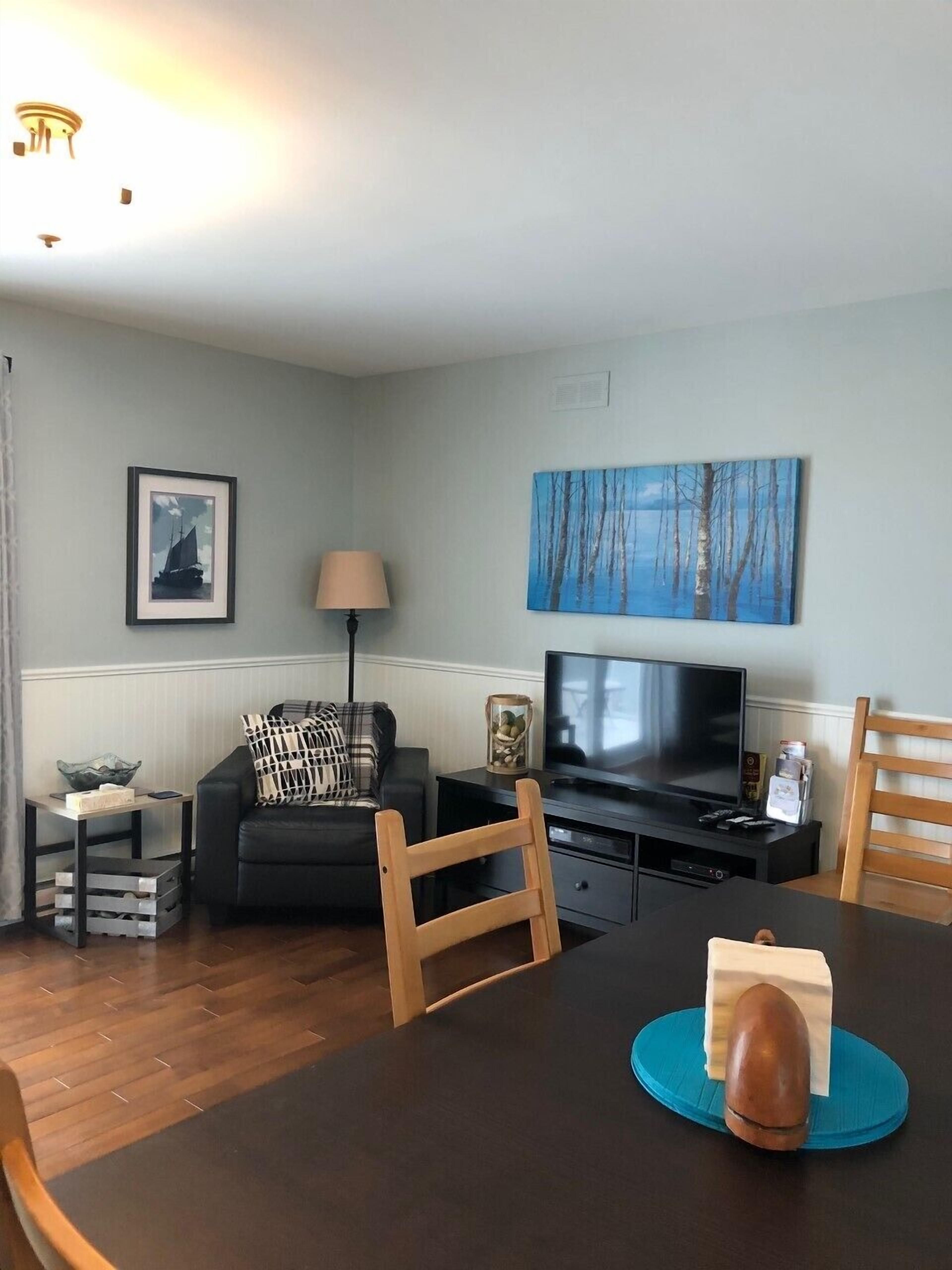 Cliffside Cottage With Ocean, Harbour, City And Cliffside Views