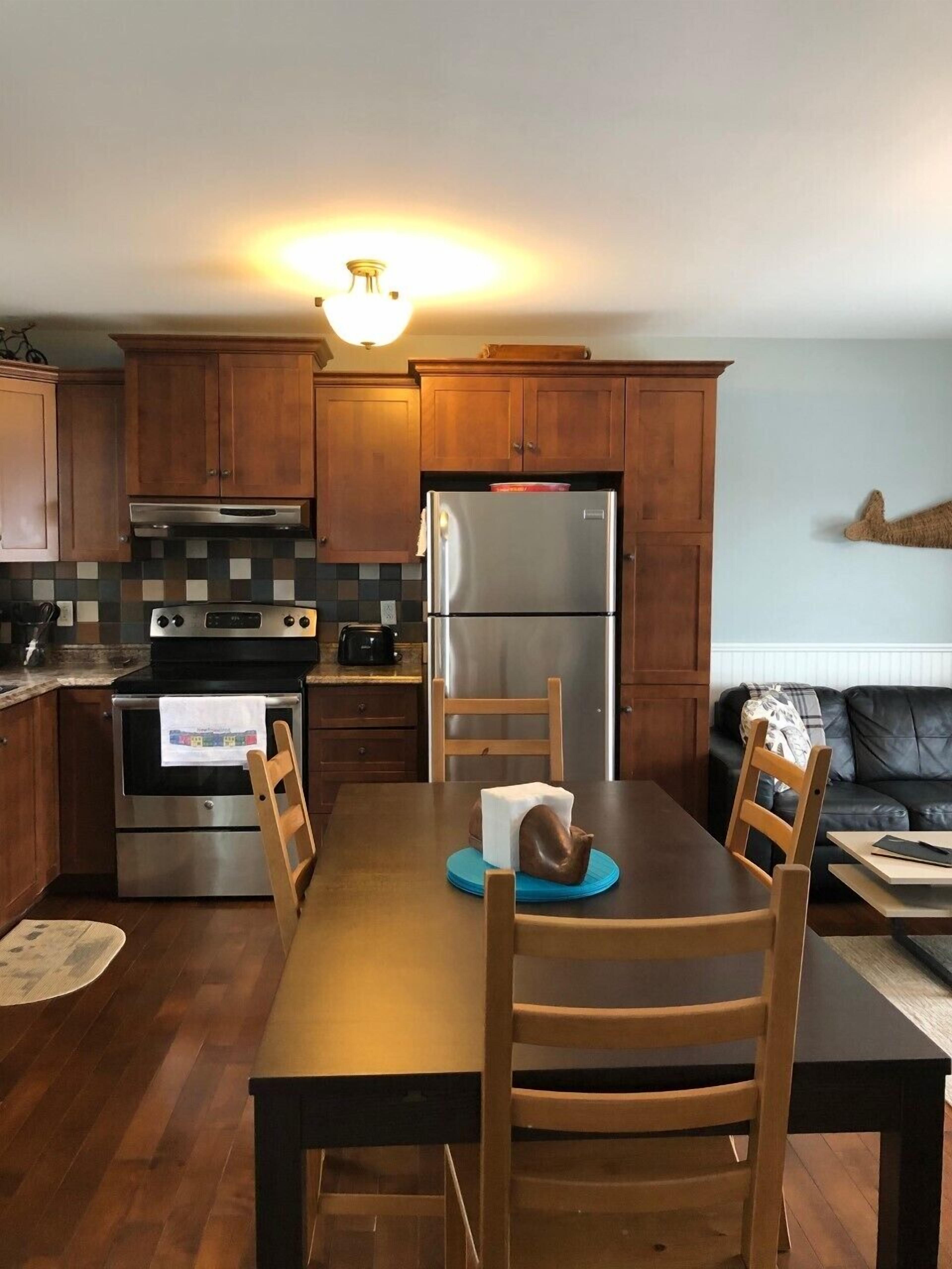 Cliffside Cottage With Ocean, Harbour, City And Cliffside Views