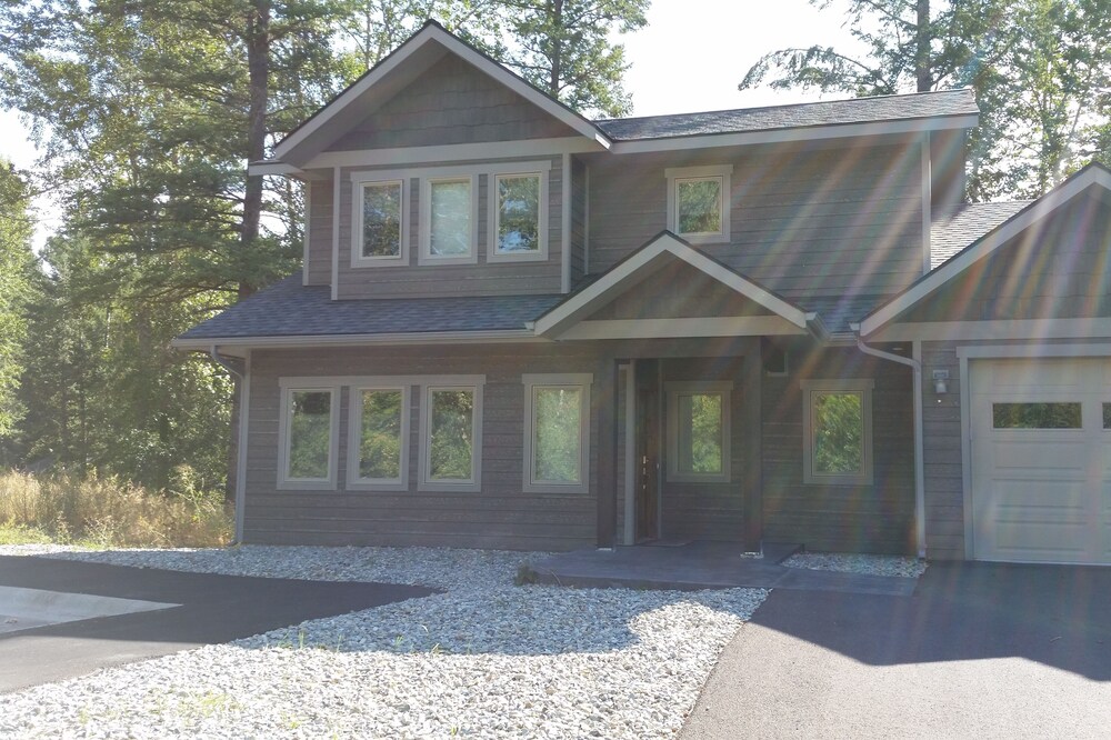 Spacious home by Flathead River and minutes to GNP and Whitefish Mountain Resort