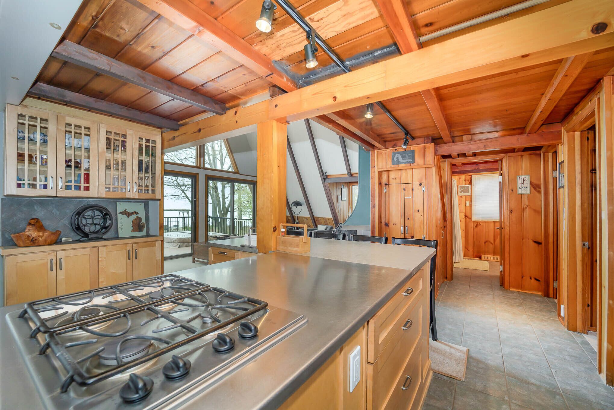 Eagle's Nest - Lake Michigan Private Beach, Stairs & Hot Tub! Manistee, MI