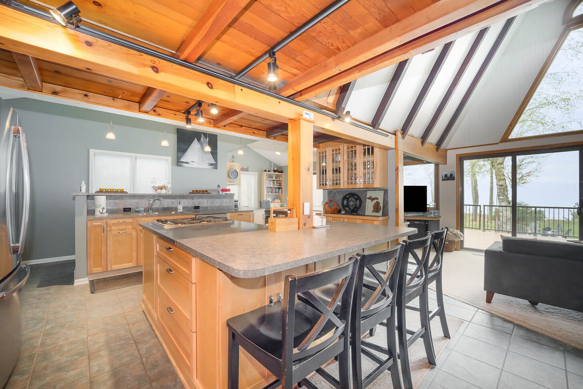 Eagle's Nest - Lake Michigan Private Beach, Stairs & Hot Tub! Manistee, MI