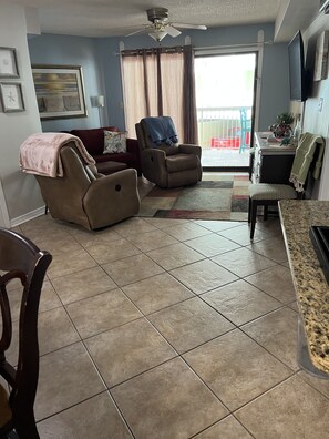 Smart TV, DVD player, books, stereo