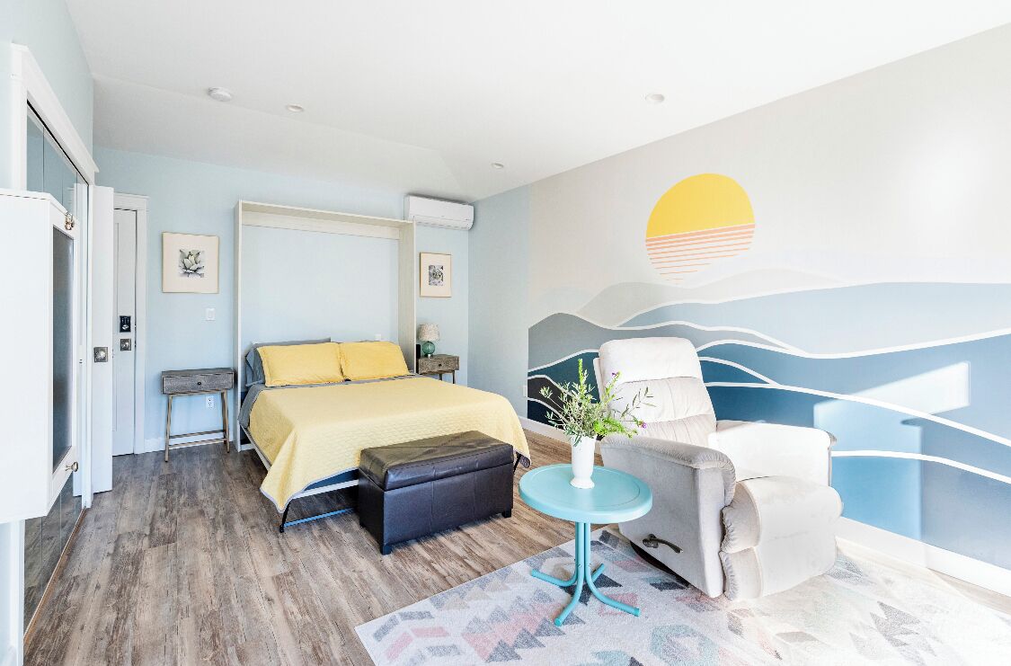 Gorgeous guesthouse in quiet neighborhood with private entrance, yard + parking!