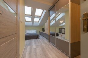 公寓, 1 張加大雙人床, 非吸煙房 | 起居區 | 42-吋智慧型電視，提供數位頻道