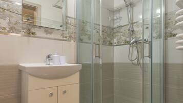 Apartment, 1 Queen Bed, Non Smoking | Bathroom sink