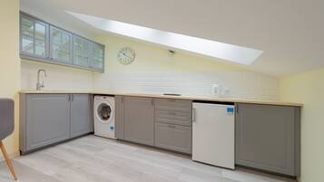 Apartment, 1 Queen Bed, Non Smoking | Private kitchenette | Fridge, stovetop, coffee/tea maker, electric kettle