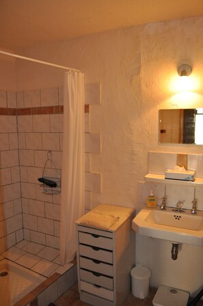 Serviettes fournies, papier de toilette